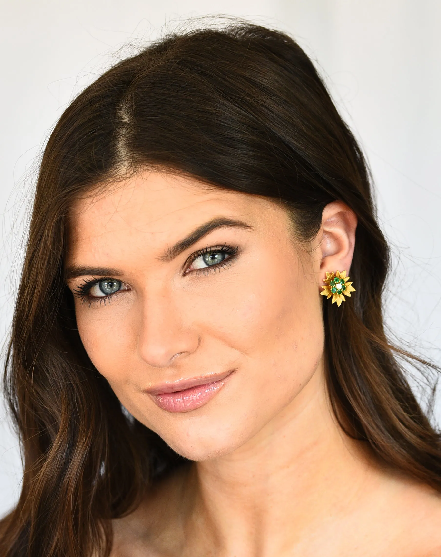 1970's Vintage Emerald Diamond 18 Karat Yellow Gold Flower Ear-Clip Earrings